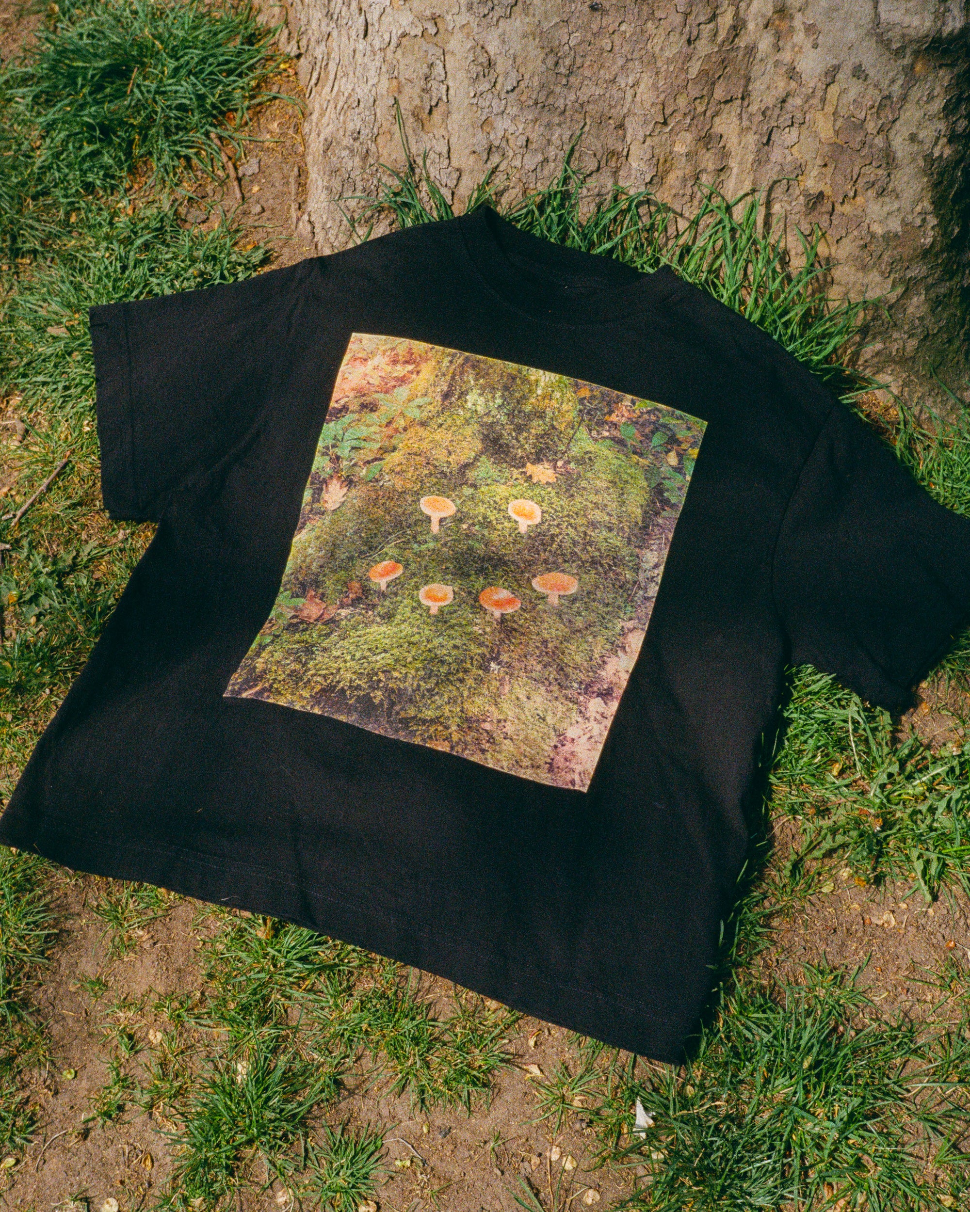 NATURE SMILES BACK tee - black